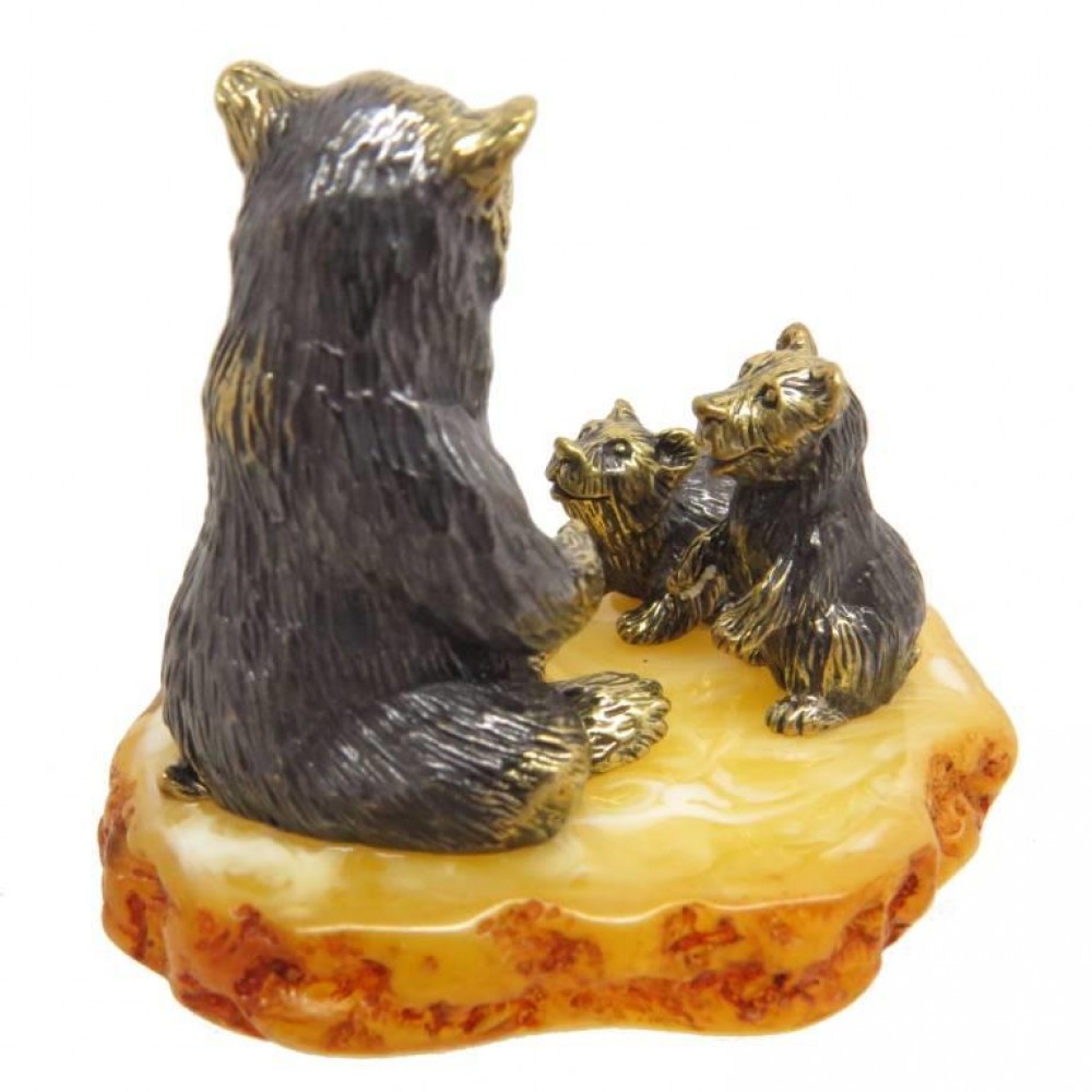 Фигурка Медведица с медвежатами янтарь бронза 2431