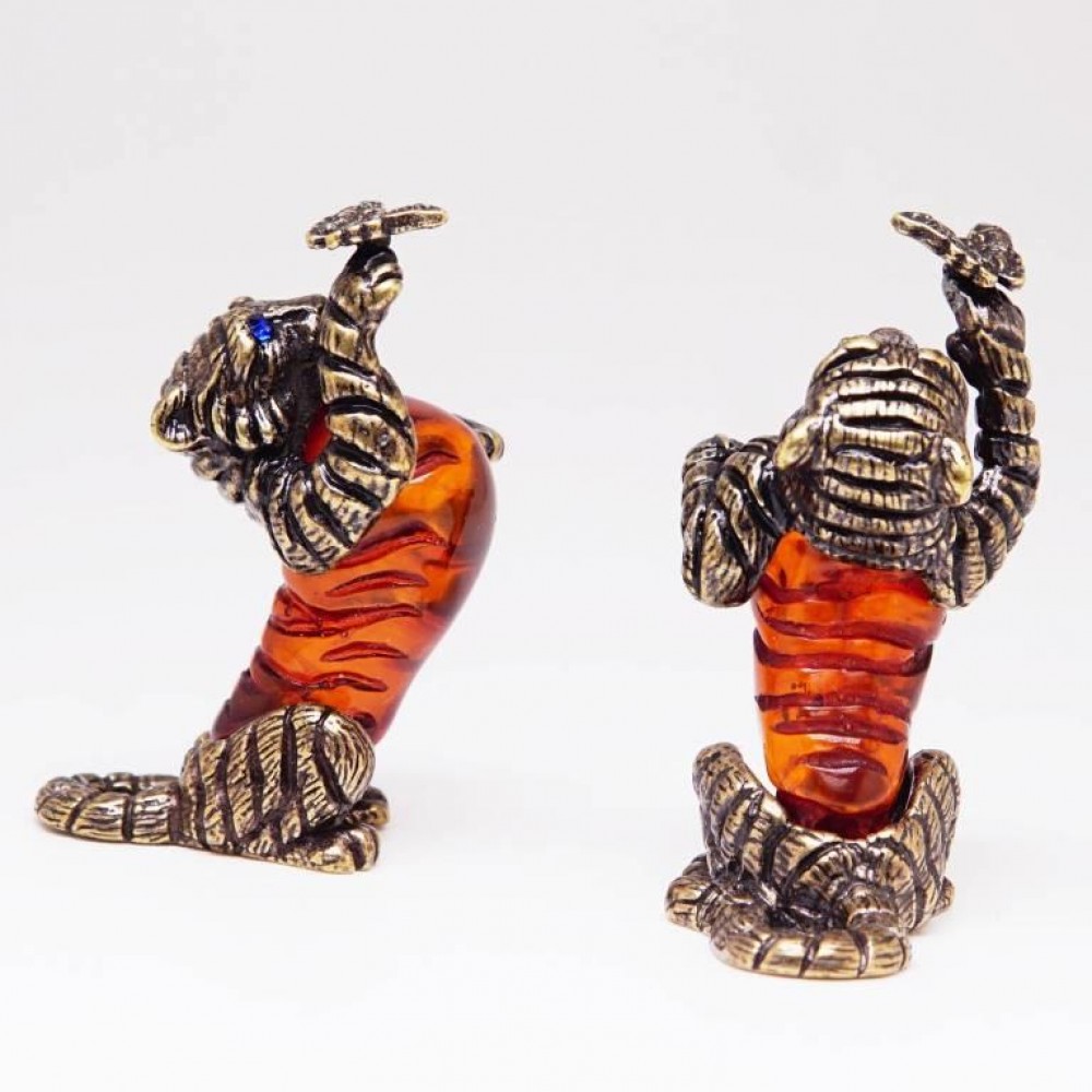 Фигурка Тигр с бабочкой (янтарь, бронза) 3553