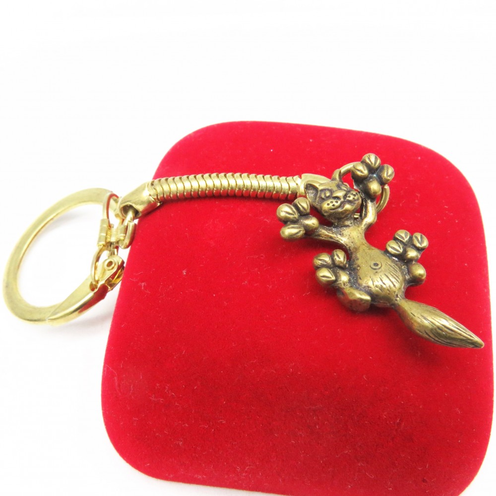 Брелок для ключей Кошка игривая латунь бронза 1435