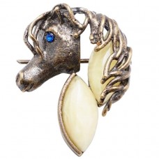 Брошь - Кулон "Лошадка" молочный янтарь бронза страз 804